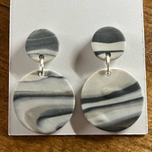Round Marbled Handcrafted Earrings - Picture 3 of 6